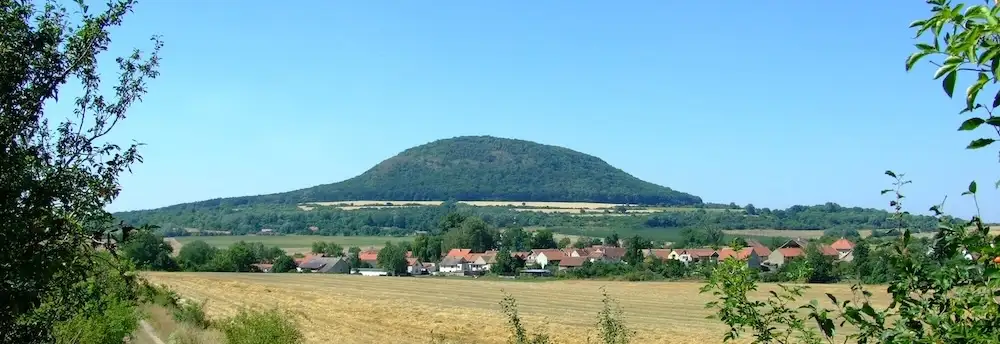 Hora Říp: Kompletní průvodce posvátnou horou