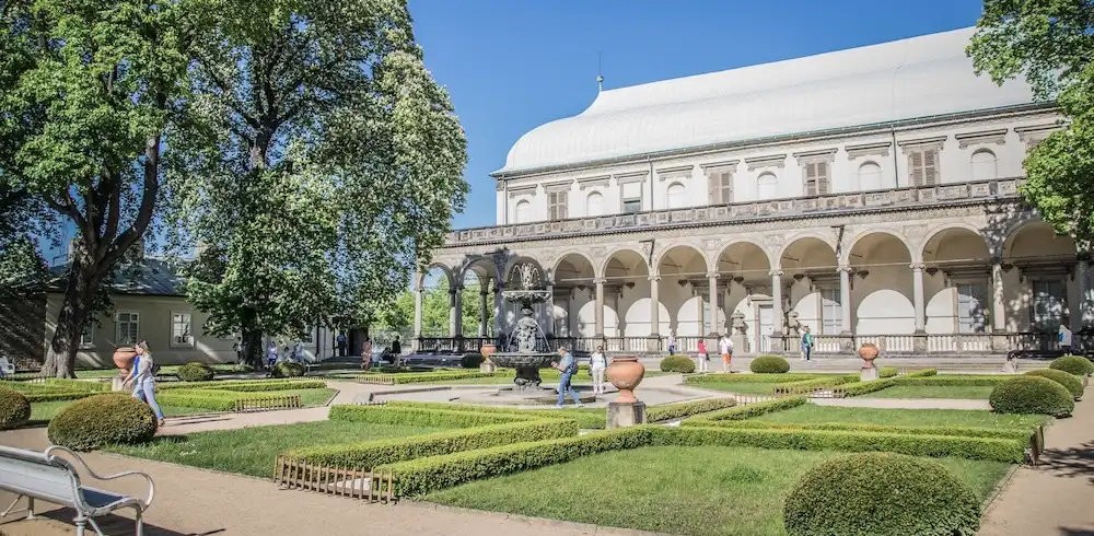 Objevte Zahrady pod Pražským hradem a tipy na levné ubytování v srdci Prahy