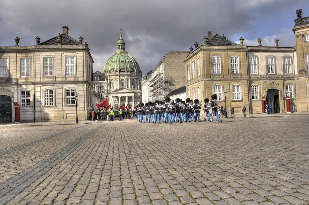Strážní výměna Amalienborg: Královský palác v Kodani