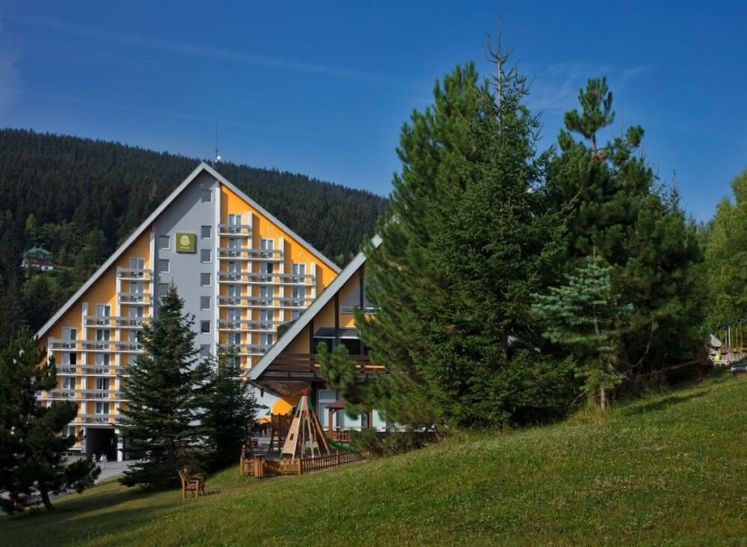 Luxusní wellness pobyt Špindlerův Mlýn: bazén a sauna.