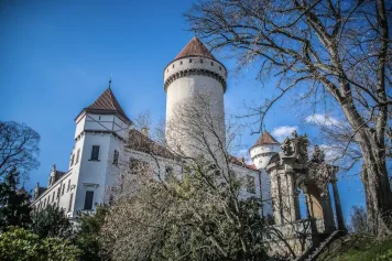 Konopiště je malebný zámek s bohatou historií, který nabízí mnoho zajímavostí pro návštěvníky