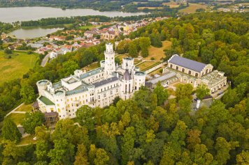 Zámek Hluboká nad Vltavou: krásná architektura, historie a rodinná zábava