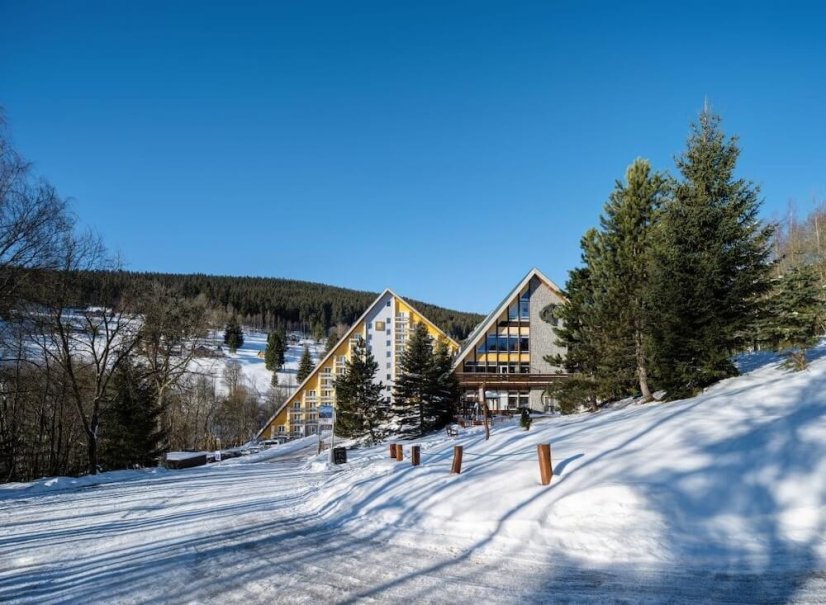 Luxusní wellness pobyt Špindlerův Mlýn: bazén a sauna.