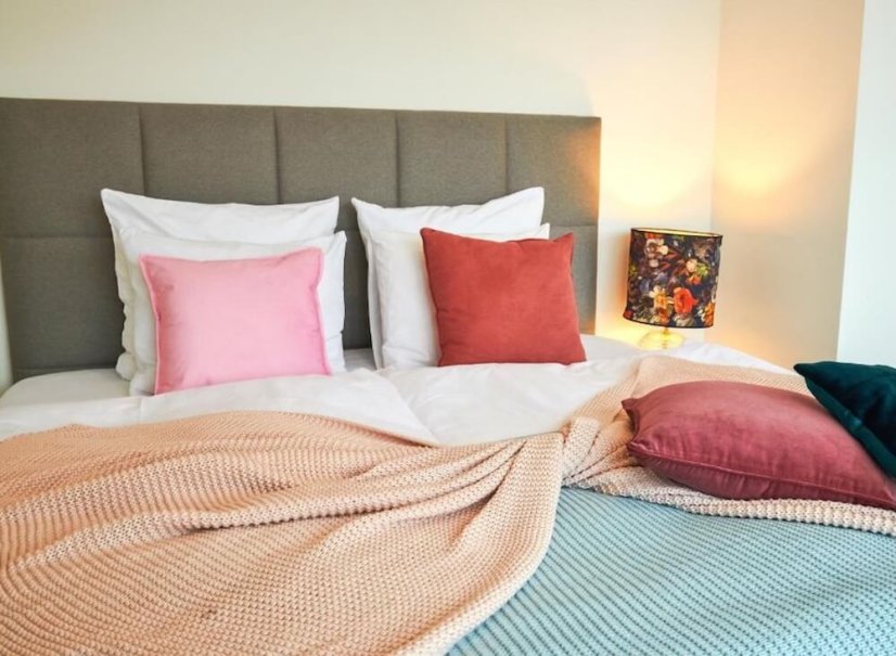 Romantický pobyt pro dva – útulný interiér apartmánu v centru Prahy