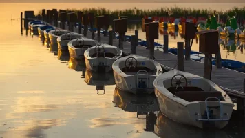Ikonický maják v Podersdorfu am See – romantické místo v Burgenlandu, které musíte navštívit.
