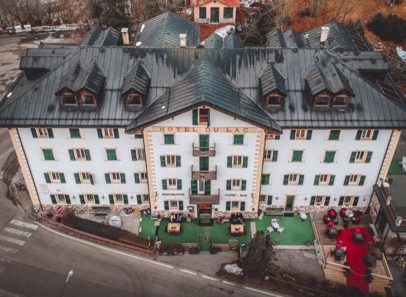 Tradiční hotel Du Lac na břehu jezera Lavarone