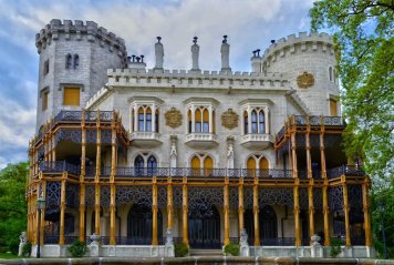Zámek Hluboká nad Vltavou: krásná architektura, historie a rodinná zábava