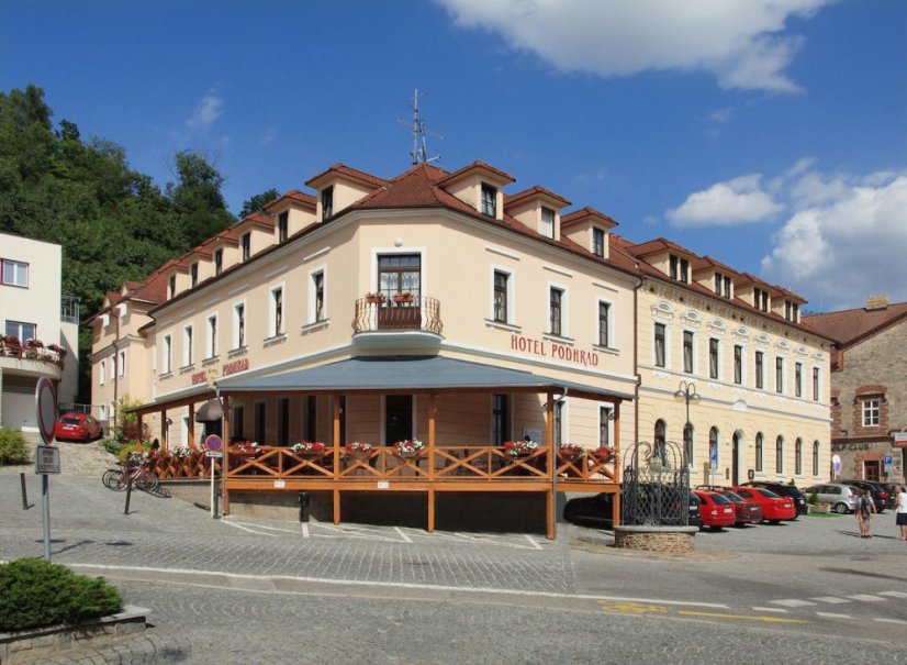 Hotel Podhrad – komfort, odpočinek a gastronomie v srdci Hluboké