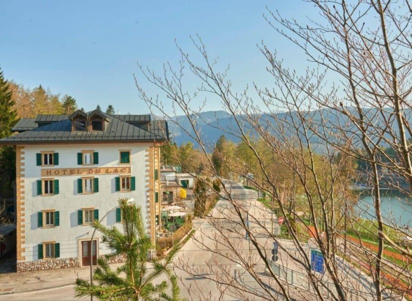 Tradiční hotel Du Lac na břehu jezera Lavarone
