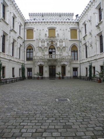 Zámek Hluboká nad Vltavou: krásná architektura, historie a rodinná zábava