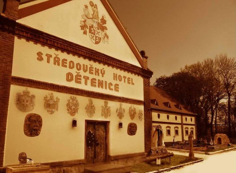 Rytířský pokoj s kamenným krbem a baldachýnovou postelí