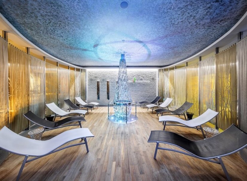 Moderní wellness centrum a vnitřní bazén v hotelu Harmony pro relaxační zážitky v Krkonoších