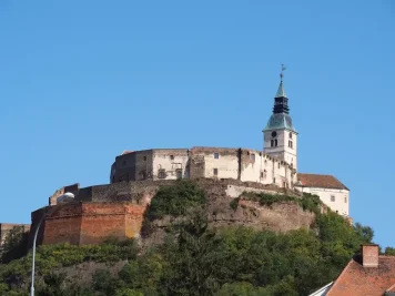 Historické památky v Burgenlandu: Barokní zámek Esterházy v Eisenstadtu jako ideální cíl pro výlet.