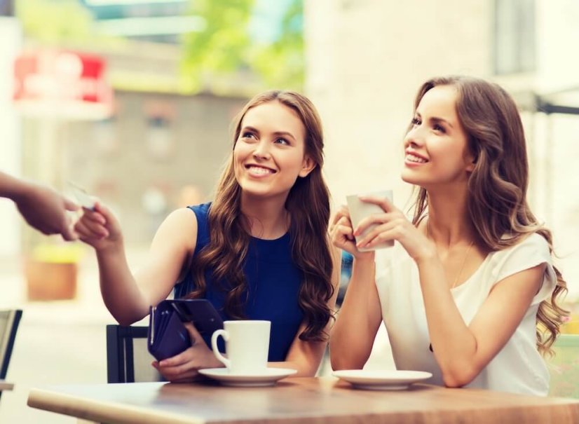 Pár na procházce u zámku Schönbrunn – romantický výlet ve Vídni pro dva