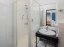 Koupelna hotelového pokoje City Inn Olomouc – moderní a čistá koupelna s veškerým vybavením