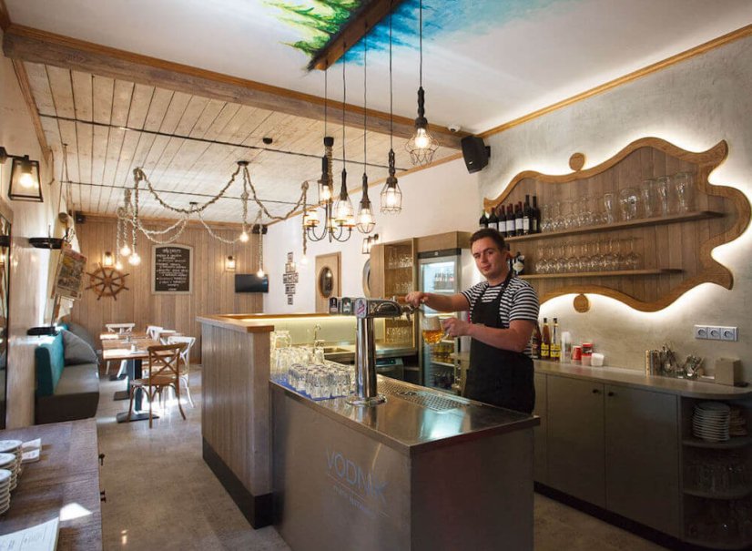 V hotelové restauraci pro Vás bude každé ráno nachystána vydatná snídaně. V restauraci se přes den můžete pochutnat na steacích a rybích specialitách na grilu