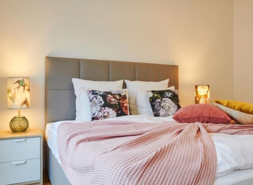 Romantický pobyt pro dva – útulný interiér apartmánu v centru Prahy