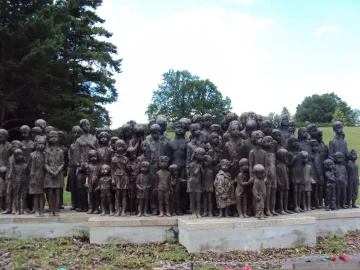 Objevte Památník Lidice a Klenoty Prahy: Průvodce Historií, Kulturou a Levným Ubytováním
