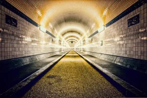 Starý labský tunel v Hamburku: Průvodce Plný Tajemství Starý labský tunel v Hamburku: Průvodce Plný Tajemství