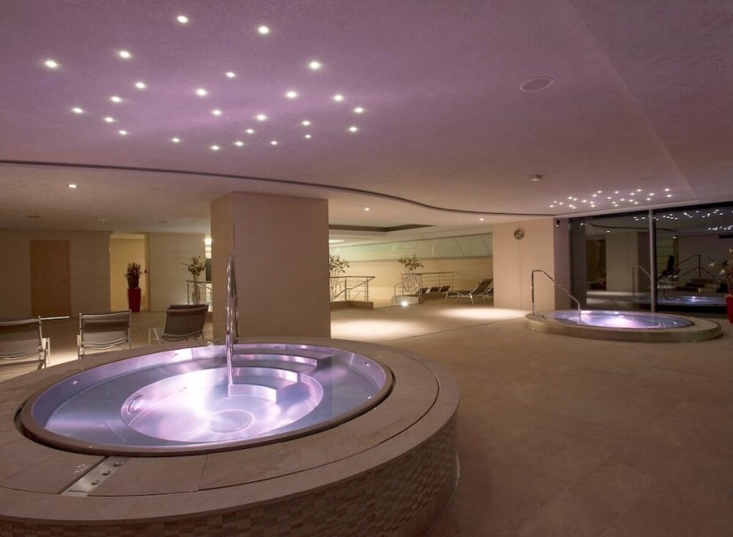Moderní wellness centrum a vnitřní bazén v hotelu Harmony pro relaxační zážitky v Krkonoších