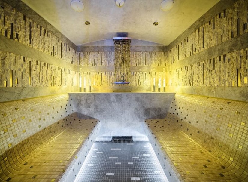 Moderní wellness centrum a vnitřní bazén v hotelu Harmony pro relaxační zážitky v Krkonoších