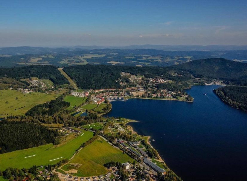 Hotel Element leží na břehu lipenské přehrady