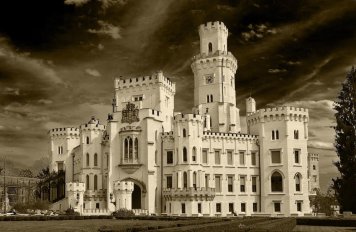 Zámek Hluboká nad Vltavou: krásná architektura, historie a rodinná zábava