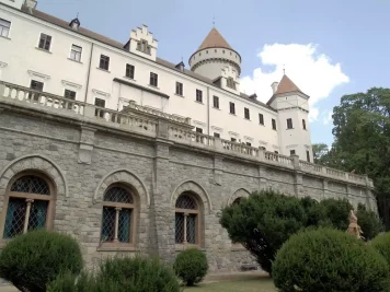 Objevte tajemství zámku Konopiště s naším průvodcem.