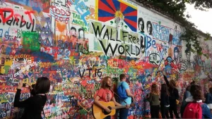 Lennonova zeď v Praze: Zajímavosti pro návštěvu