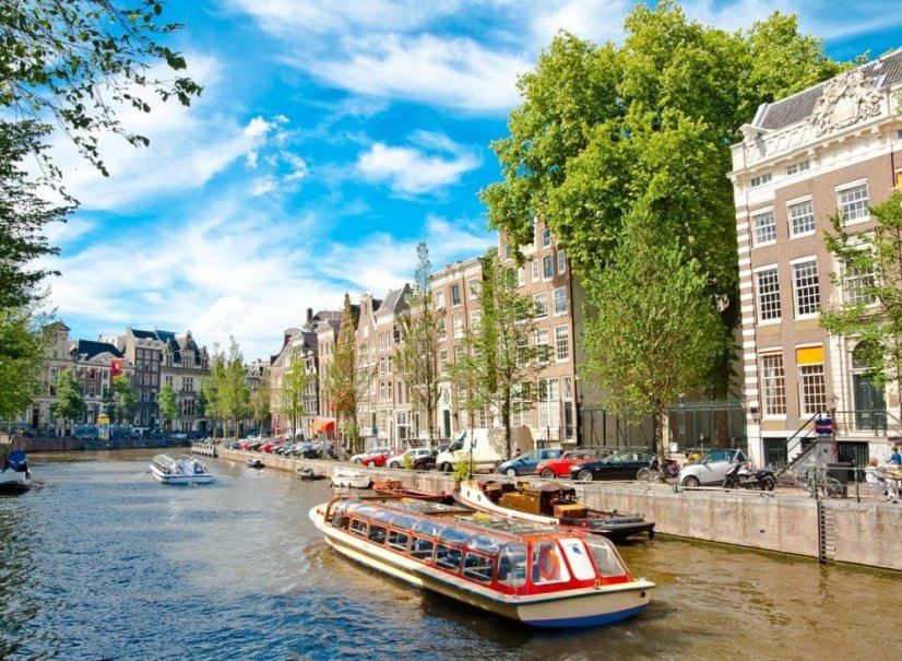Večerní panorama Amsterdamu s osvětlenými uličkami
