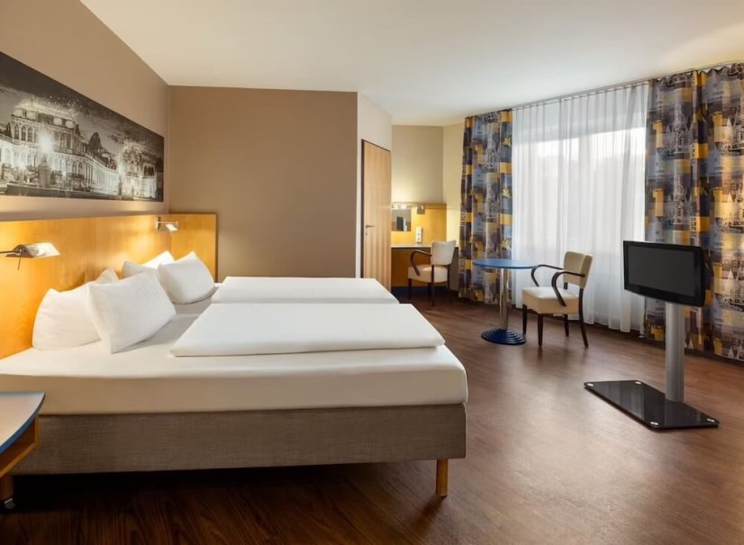 Moderní hotel v Drážďanech přímo na břehu řeky Labe