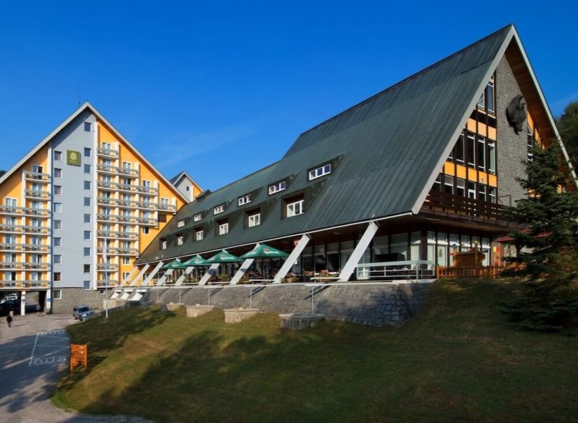 Luxusní wellness pobyt Špindlerův Mlýn: bazén a sauna.