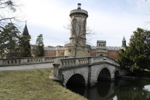 Tajemný Zámek Franzensburg: Hřiště a jezero plné zábavy