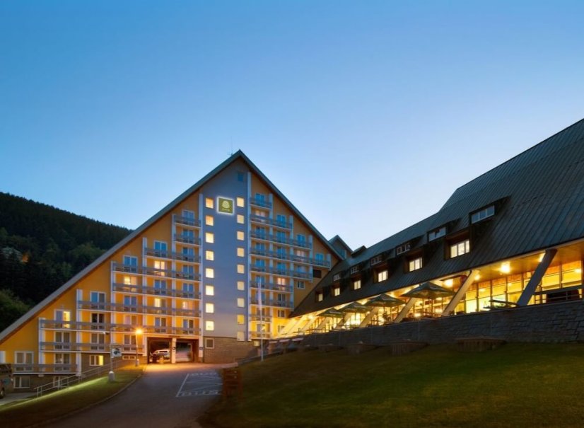 Luxusní wellness pobyt Špindlerův Mlýn: bazén a sauna.