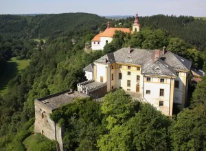 Zámek Rabštejn nad Střelou: Skrytý klenot Plzeňského kraje a tipy na nezapomenutelný výlet