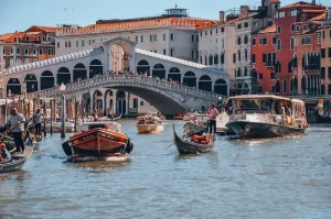 Objevování Krás Ponte di Rialto v Benátkách