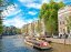 Večerní panorama Amsterdamu s osvětlenými uličkami