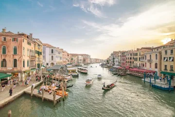 Objevte kouzlo Mercato di Rialto v Benátkách: Tipy, zajímavosti a historie