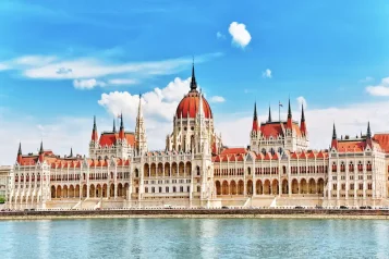 Tajemství Maďarského parlamentu: Atraktivní destinace, která zlomí stereotypy o levném ubytování v Budapešti