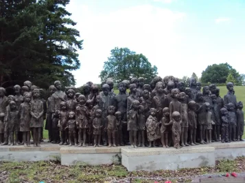 Objevte Památník Lidice a Klenoty Prahy: Průvodce Historií, Kulturou a Levným Ubytováním