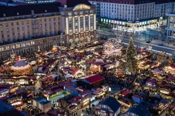 Náměstí Altmarkt v Drážďanech Adventni trhy