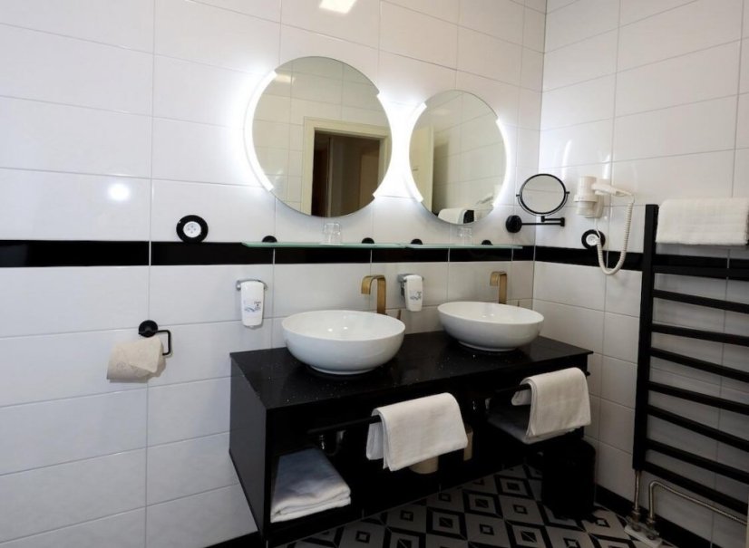 Art Deco WOLKER v centru města mezi Vřídelní a Tržní kolonádou