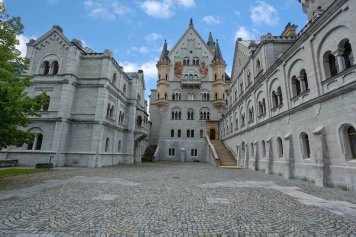 Nádvoři zámku Neuschwanstein Bavorsko