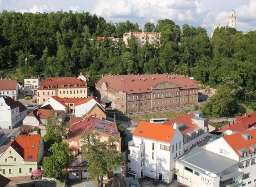 Hotel Podhrad – komfort, odpočinek a gastronomie v srdci Hluboké