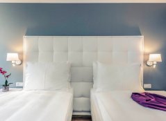 Romantický pokoj pro dva v hotelu Mercure Raphael Vídeň – dvojlůžko a moderní interiér