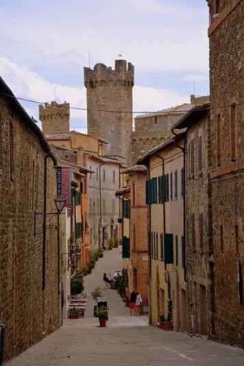 Montalcino: Pevnost Vína a její okolí