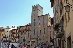 Arezzo Toskánsko – Piazza Grande, fresky