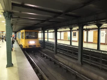 Objevte Klenoty Budapešti Přes Jubilejní Linku Metra Földalatti