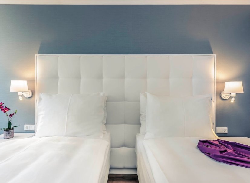Romantický pokoj pro dva v hotelu Mercure Raphael Vídeň – dvojlůžko a moderní interiér