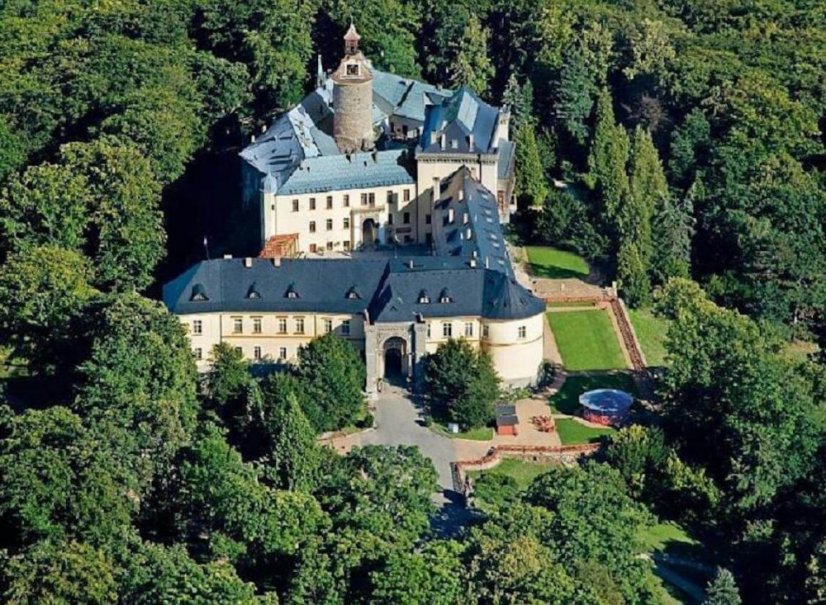 Romantický Chateau Zbiroh na půli cesty mezi Prahou a Plzní 